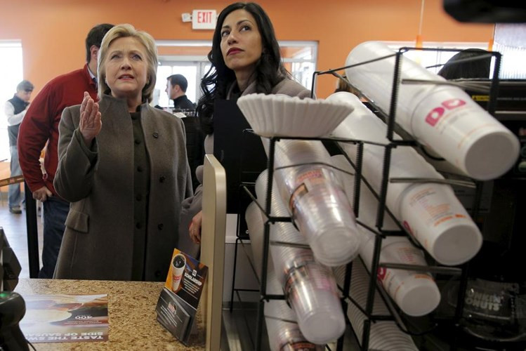 Bà Clinton và Huma Abedin nhìn lên thực đơn ở cửa hàng ăn nhanh ở Manchester, New Hampshire.