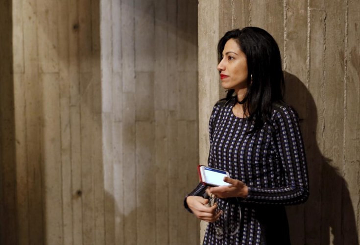 Cô lặng lẽ đứng ở bên cánh gà khi bà Clinton vận động ở trường đại học bang Iowa ở Ames.