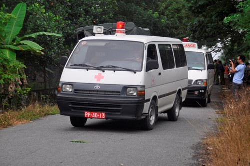 Ba xe cứu thương cũng đã được điều đến chùa Kim Liên để sẵn sàng di chuyển các thi thể phi công. Ba xe cứu thương cũng đã được điều đến chùa Kim Liên để sẵn sàng di chuyển các thi thể phi công.