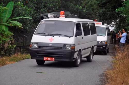 Ba xe cứu thương cũng đã được điều đến chùa Kim Liên để sẵn sàng di chuyển các thi thể phi công.