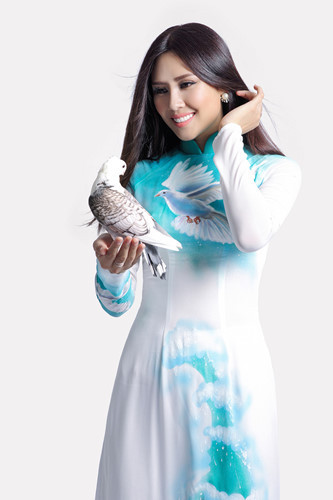 Á hậu quyết định lựa cho mình chiếc áo dài vô cùng ý nghĩa nằm trong bộ sưu tập “Ước vọng hòa bình”.