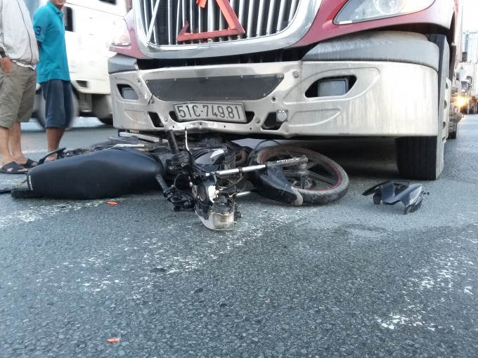 Chiếc xe áy bị xe container kéo lê trên đường Mai Chí Thọ. Chiếc xe áy bị xe container kéo lê trên đường Mai Chí Thọ.