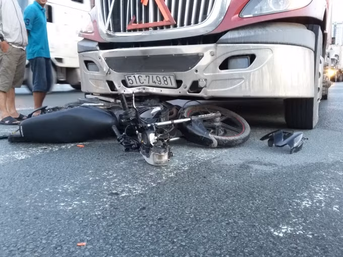 Chiếc xe áy bị xe container kéo lê trên đường Mai Chí Thọ. Chiếc xe áy bị xe container kéo lê trên đường Mai Chí Thọ.