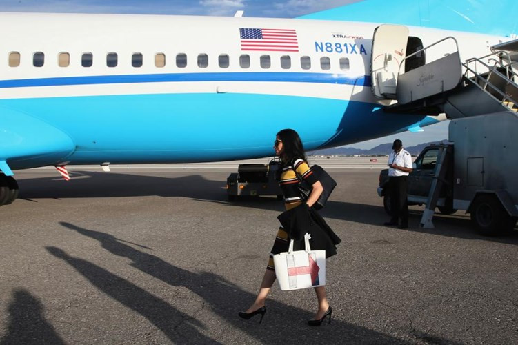 Huma Abedin rời máy bay trên đường băng sân bay ở Las Vegas, Nevada.
