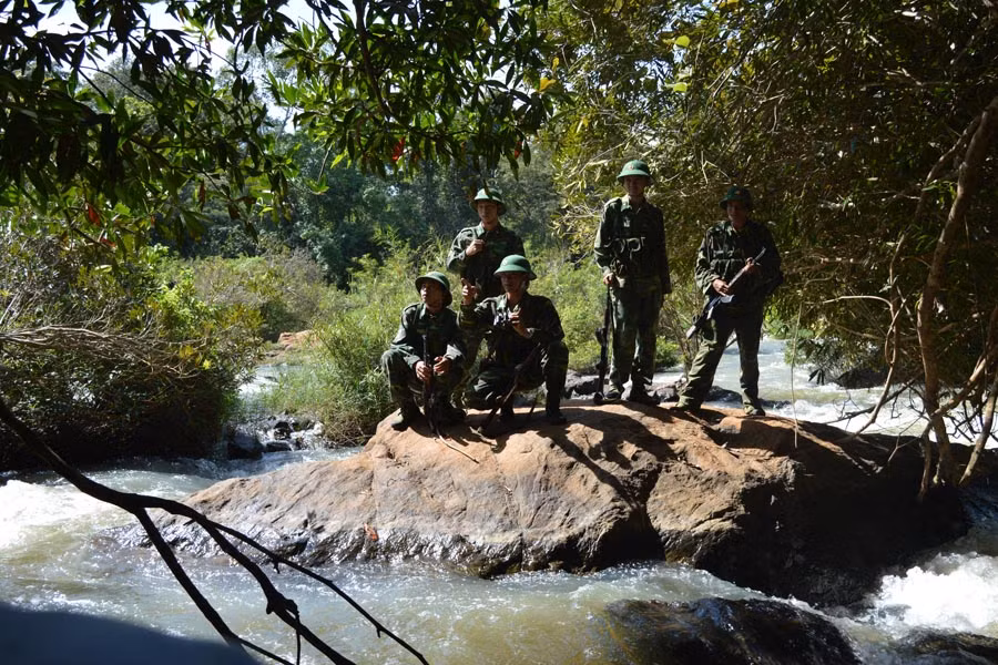  Cán bộ, chiến sĩ Đồn Biên phòng Ia Pnôn trên đường tuần tra.