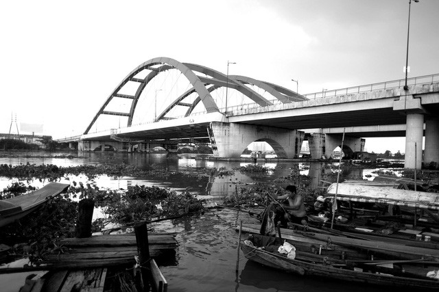 Cuộc sống của những ngư dân ở xóm chài thiếu thốn đủ thứ, nhưng họ sống gắn bó và thường hay giúp đỡ nhau những lúc khó khăn.