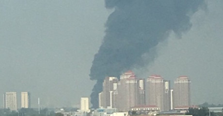 Chiếc tiêm kích J-10A rơi và phát nổ tạo thành một cột khói dày đặc.