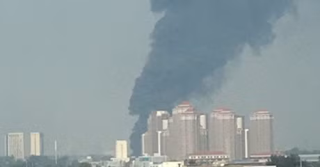 Chiếc tiêm kích J-10A rơi và phát nổ tạo thành một cột khói dày đặc.