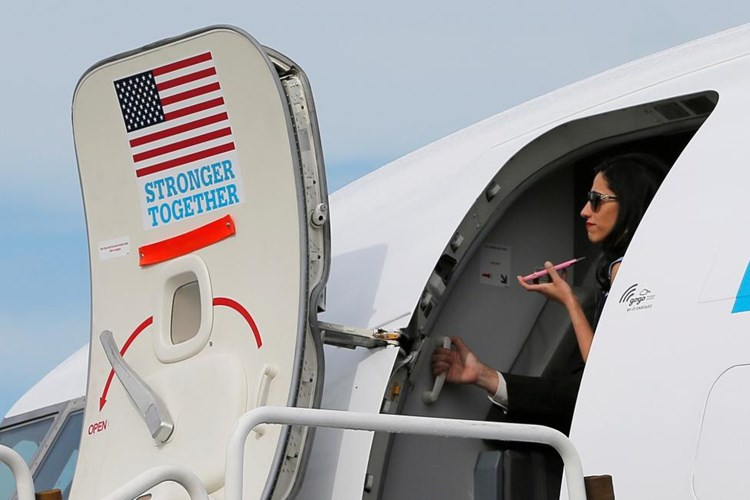 Huma Abedin đứng ở cửa ra vào trên chiếc chuyên cơ.