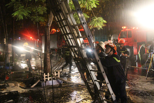 Sau hơn 2 giờ đám cháy cơ bản được dập tắt