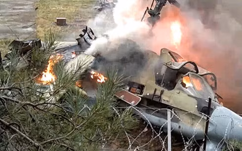 Hiện trường vụ rơi máy bay Mi-8. (Ảnh: AP)