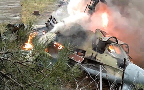 Hiện trường vụ rơi máy bay Mi-8. (Ảnh: AP)