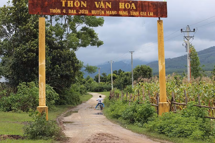 Hệ thống giao thông nông thôn xã Đak Jơ Ta. Ảnh: N.D