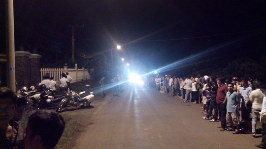 Rất nhiều người dân đã tới hiện trường theo dõi vụ việc Rất nhiều người dân đã tới hiện trường theo dõi vụ việc