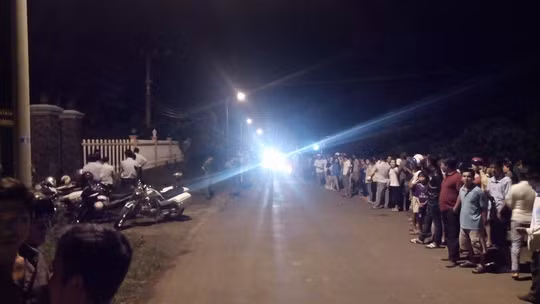 Rất nhiều người dân đã tới hiện trường theo dõi vụ việc