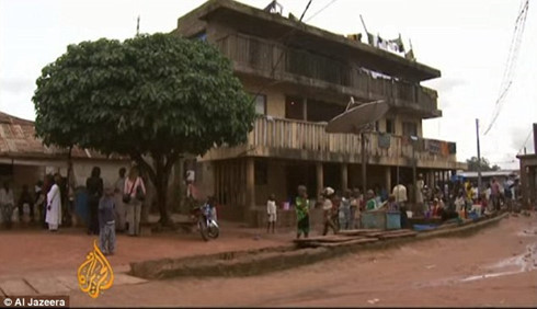 Mái ấm với hàng trăm nhân khẩu của cụ ông 92 tuổi cùng các bà vợ và con cái.