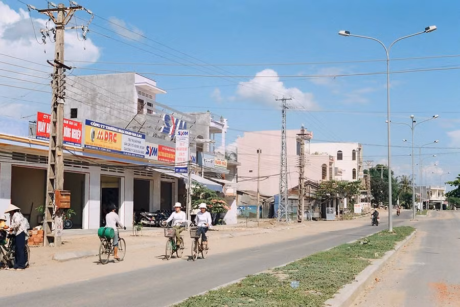 Tuyến đường nội thị tại thị xã Ayun Pa. Ảnh: T.N Tuyến đường nội thị tại thị xã Ayun Pa. Ảnh: T.N