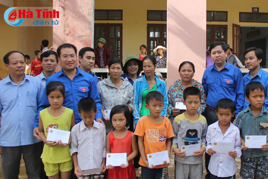 Đoàn trao quà cho học sinh và người dân xã Hòa Hải