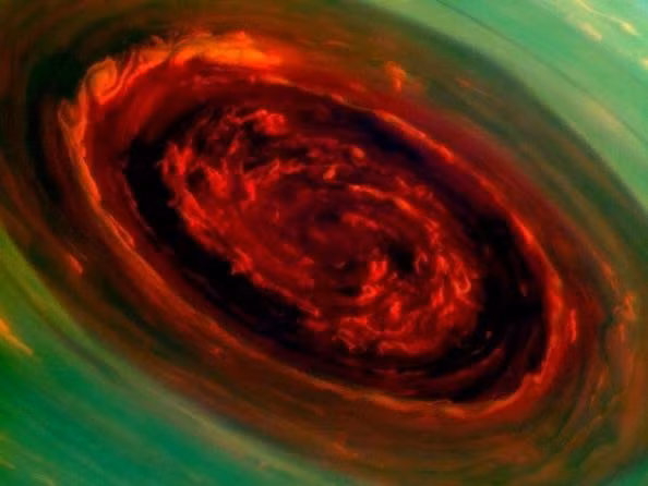 Sao Thổ chuẩn bị chuyển sang mùa hè là một trong những giả thuyết được đưa ra nhằm giải thích cho sự đổi màu ở cực bắc của hành tinh này.