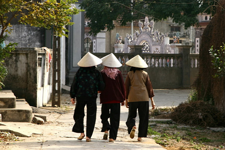 Những người già đã đội nón từ xa xưa và vẫn giữ thói quen ấy.