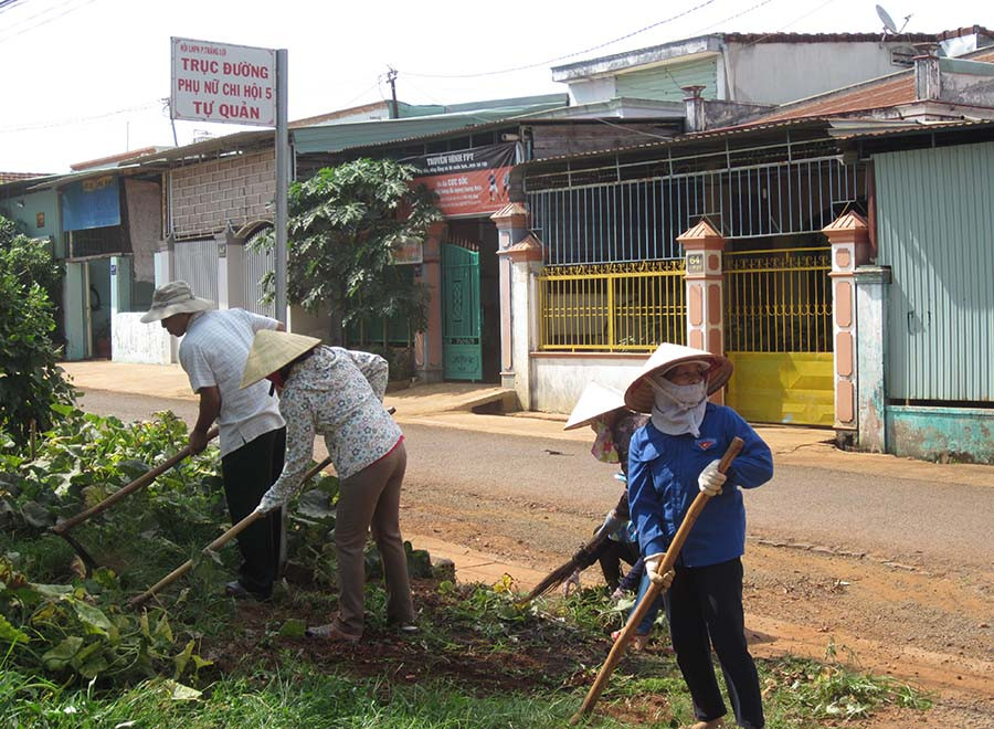 Phụ nữ TP. Pleiku dọn dẹp trục đường phụ nữ tự quản. Ảnh: A.H Phụ nữ TP. Pleiku dọn dẹp trục đường phụ nữ tự quản. Ảnh: A.H