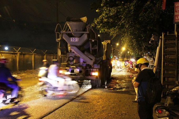 Hiện trường vụ tai nạn trên đường Phạm Văn Bạch làm một người chết tại chỗ. Hiện trường vụ tai nạn trên đường Phạm Văn Bạch làm một người chết tại chỗ.