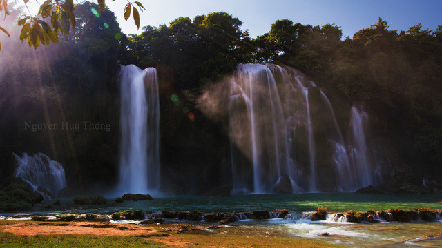 Dù ở góc nào thì thác Bản Giốc trông cũng rất kỳ vĩ