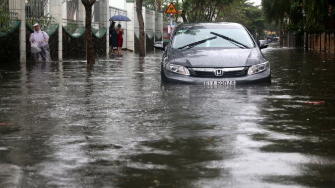 Một chiếc ô tô bị nước ngập vào cả nội thất xe (ảnh chụp trên đường Đỗ Xuân Hợp, quận 9, TP. Hồ CHí Minh)