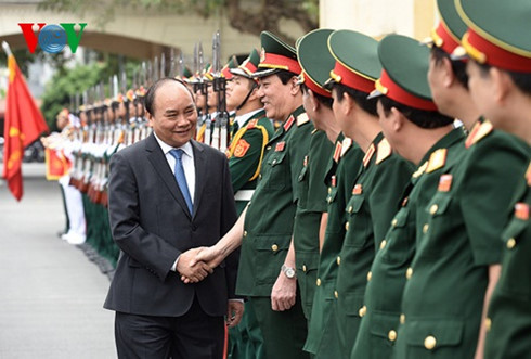 Thủ tướng duyệt đội danh dự và chúc mừng các cán bộ Học viện Chính trị - Bộ Quốc phòng Thủ tướng duyệt đội danh dự và chúc mừng các cán bộ Học viện Chính trị - Bộ Quốc phòng