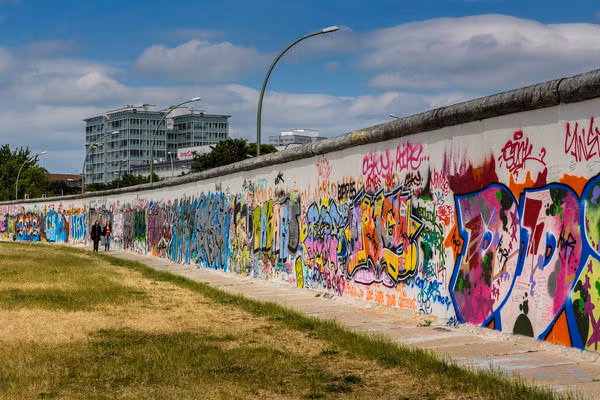 Bức tường Berlin ngăn cách hai miền Đông Đức và Tây Đức trong suốt 27 năm. Đây chính là biểu tượng nổi tiếng nhất trong cuộc chiến tranh lạnh giữa hai miền của nước Đức, nó đã lấy đi sinh mạng của gần 200 người khi họ tìm cách để vượt qua bức tường này.