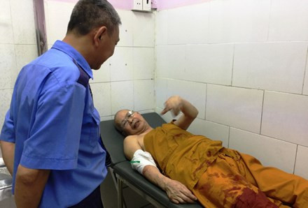 Sư thầy Nguyên Tuệ đang kể lại vụ việc bị đệ tử truy sát