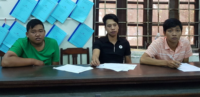 Các đối tượng Tiến, Long, Phi (từ trái qua) đang ghi lời khai tại cơ quan Công an