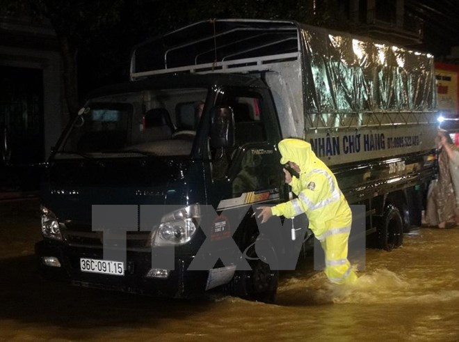 Lực lượng Cảnh sát Giao thông hướng dẫn các xe ôtô tránh đi vào những điểm ngập sâu tại thành phố Đồng Hới. Lực lượng Cảnh sát Giao thông hướng dẫn các xe ôtô tránh đi vào những điểm ngập sâu tại thành phố Đồng Hới.