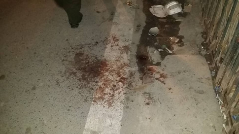 Vết máu của nạn nhân vẫn còn vương trên nền đất.