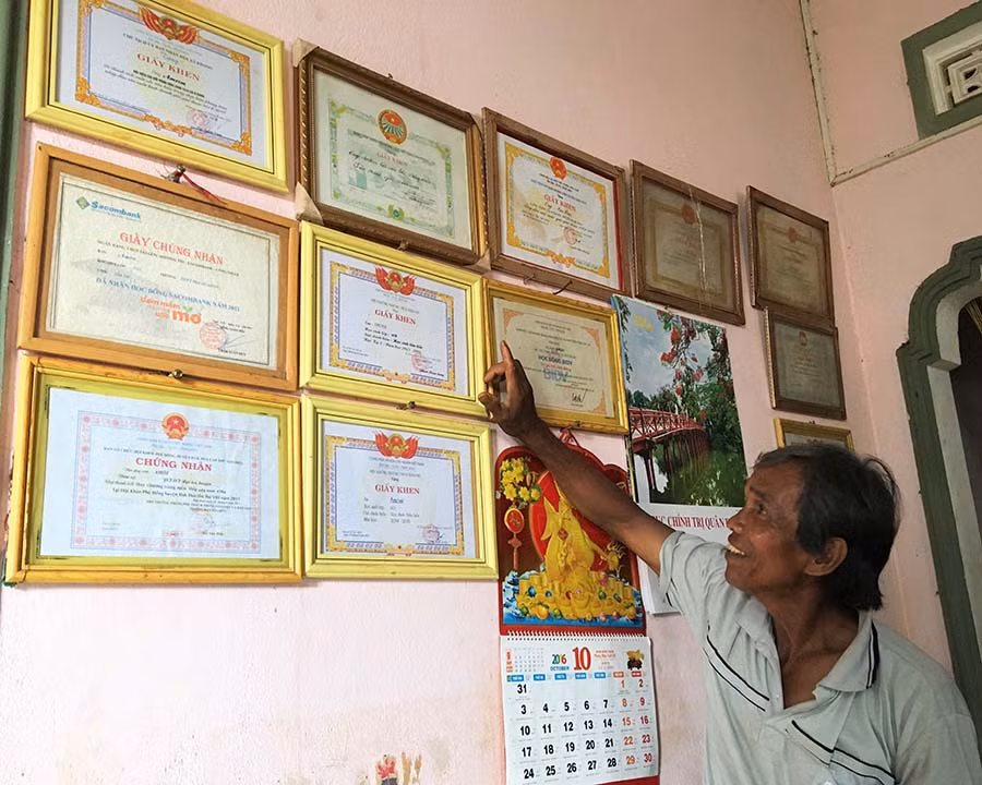  Thành tích học tập của các con luôn là niềm tự hào của ông Amrim. Ảnh: P.L