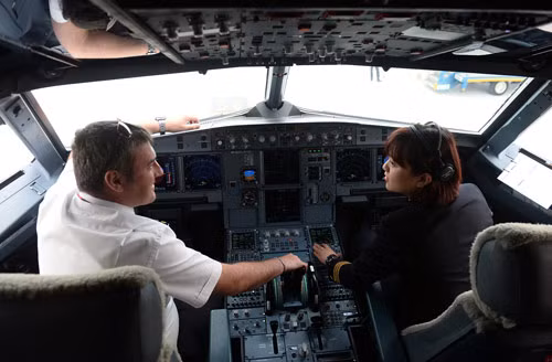 Từng là giáo viên dạy Tiếng Anh, nay Dung đã trở thành một nữ phi công.