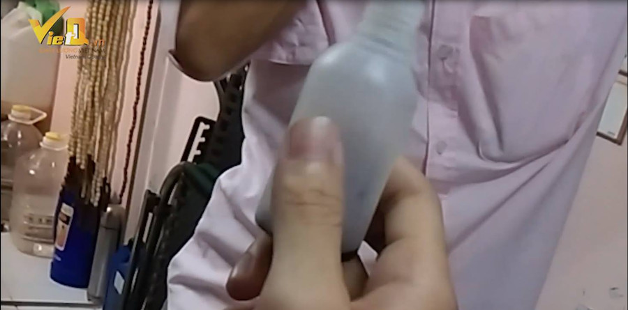 Hóa chất tạo mùi không rõ nguồn gốc được cho là làm từ phản ứng hóa học tạo ra dung dịch 'cà phê'. 