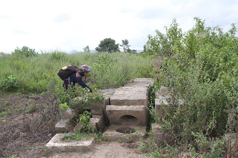  Nhiều vật tư còn bỏ lại sau khi việc thi công bị dang dở. Ảnh: V.N