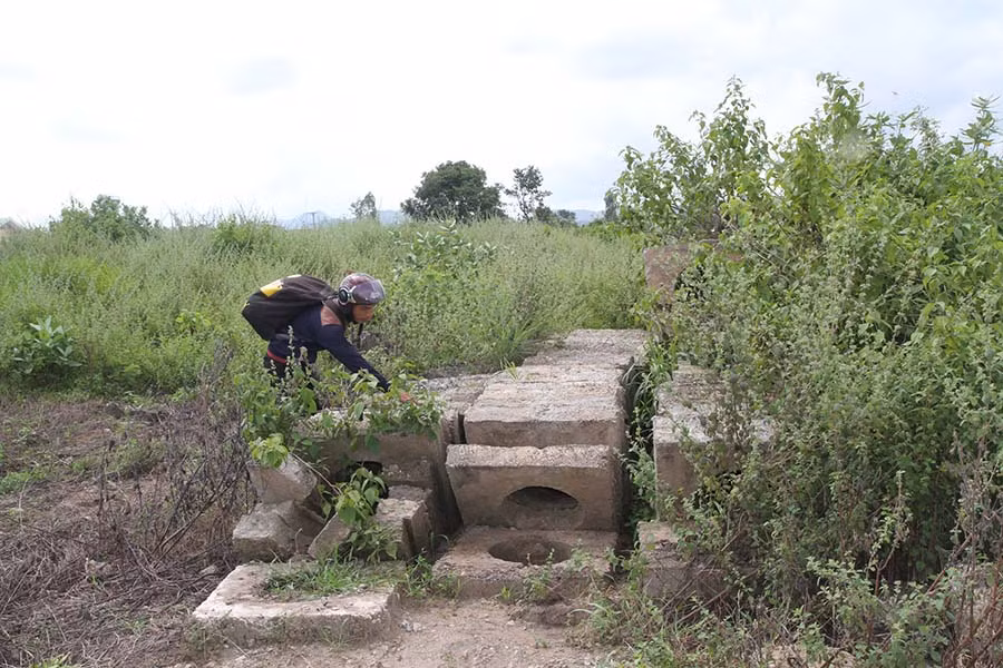  Nhiều vật tư còn bỏ lại sau khi việc thi công bị dang dở. Ảnh: V.N