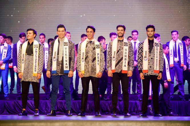 Ngọc Tình (thứ hai từ trái sang) trong Top 5 thí sinh đoạt các ngôi vị cao nhất Ngọc Tình (thứ hai từ trái sang) trong Top 5 thí sinh đoạt các ngôi vị cao nhất