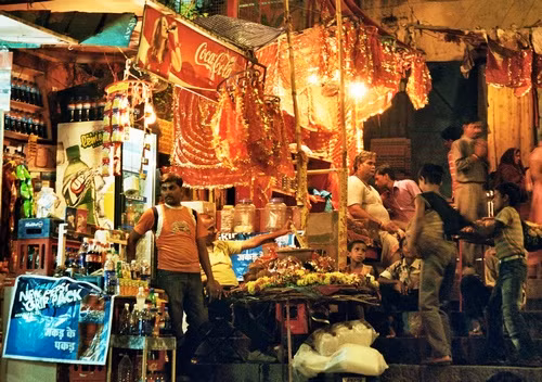 Những cậu bé ra chợ đêm cùng bán hàng với cha mình.