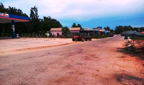 Đoạn đường dẫn ra bãi tắm Vinh Thanh, nơi xảy ra vụ xô xát khiến nam thanh niên nhập viện cấp cứu.