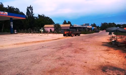 Đoạn đường dẫn ra bãi tắm Vinh Thanh, nơi xảy ra vụ xô xát khiến nam thanh niên nhập viện cấp cứu.