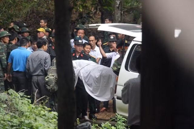 Thi thể của các phi công đã được đưa xuống núi. Ảnh: Vietnamnet