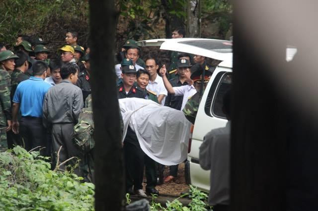 Thi thể của các phi công đã được đưa xuống núi. Ảnh: Vietnamnet Thi thể của các phi công đã được đưa xuống núi. Ảnh: Vietnamnet