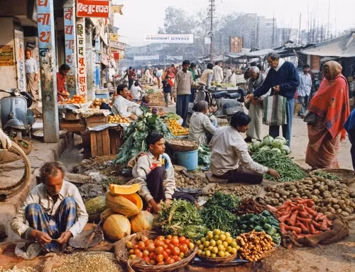 Những người đàn ông bày bán trái cây và nông sản tại một chợ ở Varanasi.