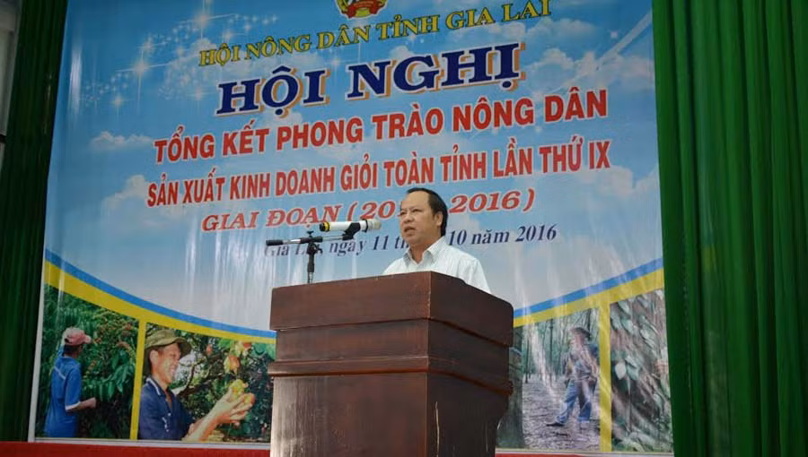 Phó Bí thư Tỉnh ủy Châu Ngọc Tuấn biểu dương kết quả sản xuất kinh doanh giỏi của cá nhân, tập thể trong tỉnh. Ảnh: H.T