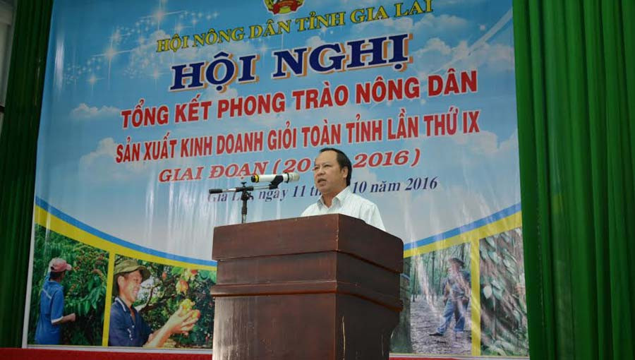 Phó Bí thư Tỉnh ủy Châu Ngọc Tuấn biểu dương kết quả sản xuất kinh doanh giỏi của cá nhân, tập thể trong tỉnh. Ảnh: H.T Phó Bí thư Tỉnh ủy Châu Ngọc Tuấn biểu dương kết quả sản xuất kinh doanh giỏi của cá nhân, tập thể trong tỉnh. Ảnh: H.T