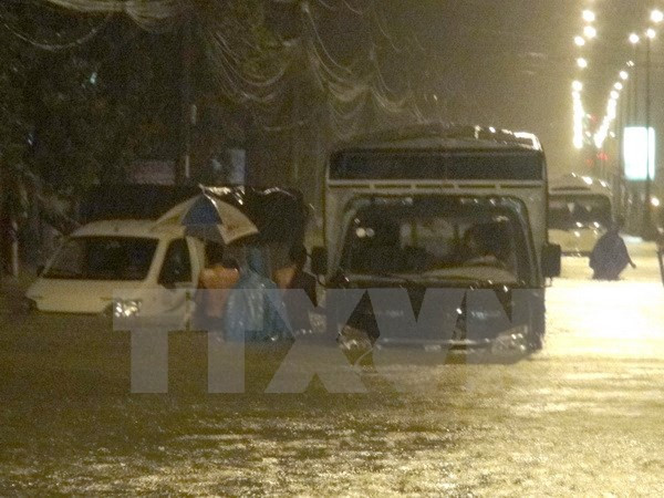 Mưa lớn khiến nhiều xe ô tô bị ngập sâu và chết máy trong biển nước tại thành phố Đồng Hới. Mưa lớn khiến nhiều xe ô tô bị ngập sâu và chết máy trong biển nước tại thành phố Đồng Hới.