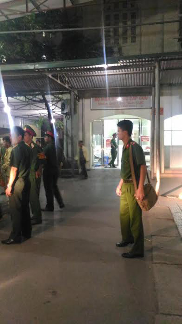 Lực lượng Cảnh vệ và Công an được tăng cường tại nơi điều trị của ông Chuẩn trong Bệnh viện Quân y 103. (Ảnh: Danviet.vn) Lực lượng Cảnh vệ và Công an được tăng cường tại nơi điều trị của ông Chuẩn trong Bệnh viện Quân y 103. (Ảnh: Danviet.vn)